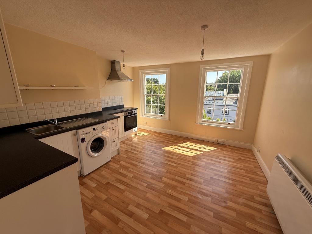 Lot: 119 - ONE-BEDROOM FLAT FOR REFURBISHMENT - Kitchen